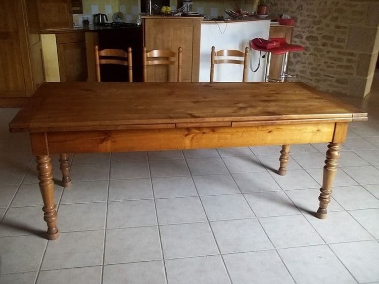 Vieille table de salle à manger